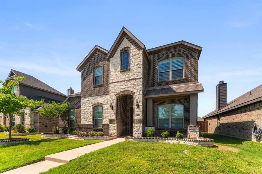 Property photo for 499 Washington Avenue, Waxahachie, TX
