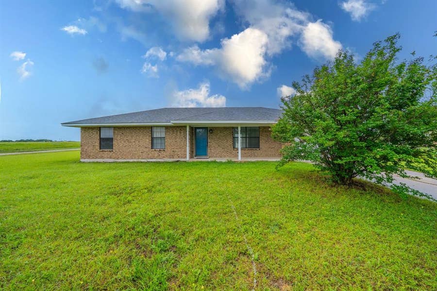 Property photo for 516 Venice Drive, Italy, TX