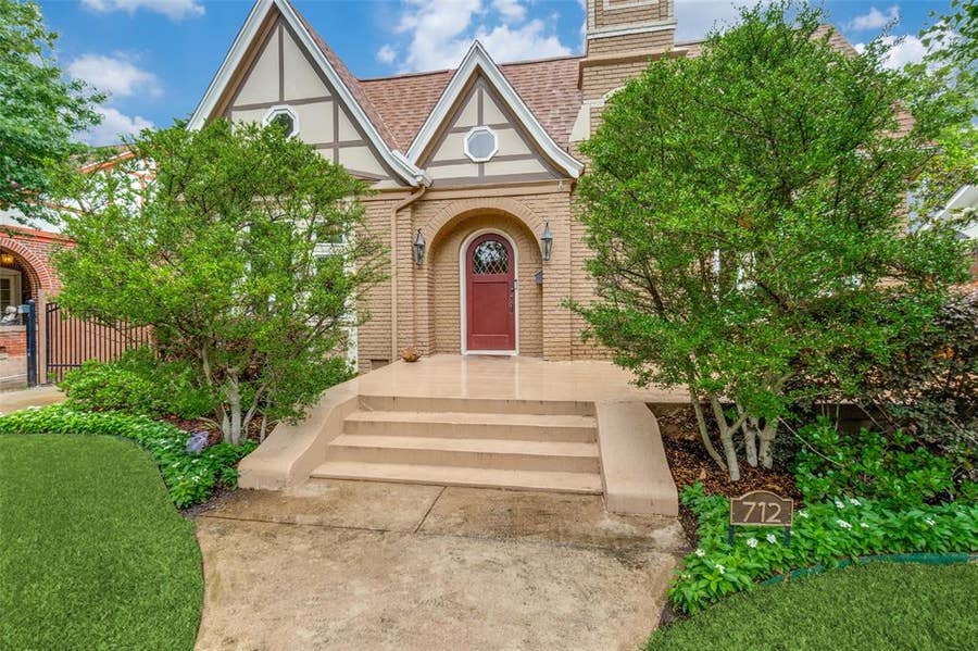 Property photo for 712 Lipscomb Avenue, Dallas, TX