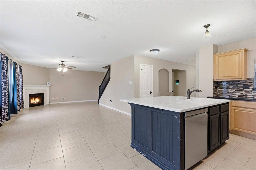 829 Elbe Drive, Arlington, TX 76001 829 Elbe Drive, Arlington, TX 76001