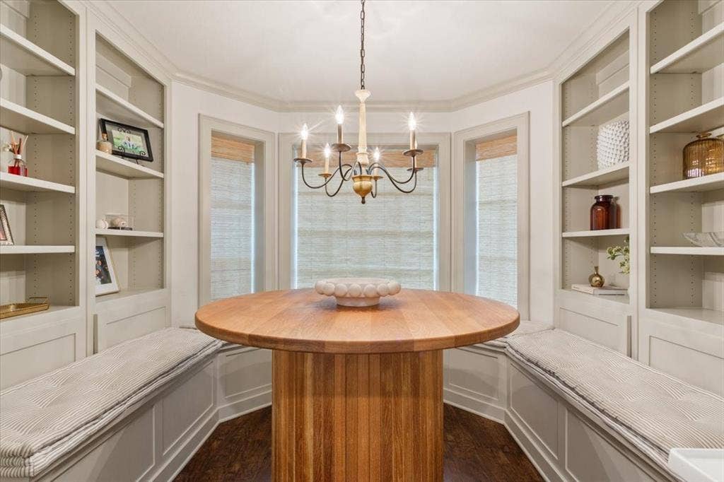 402 Shadow Mountain Drive, Woodway, TX 76712 Built-in dining nook with integrated bench seating and patterned cushions