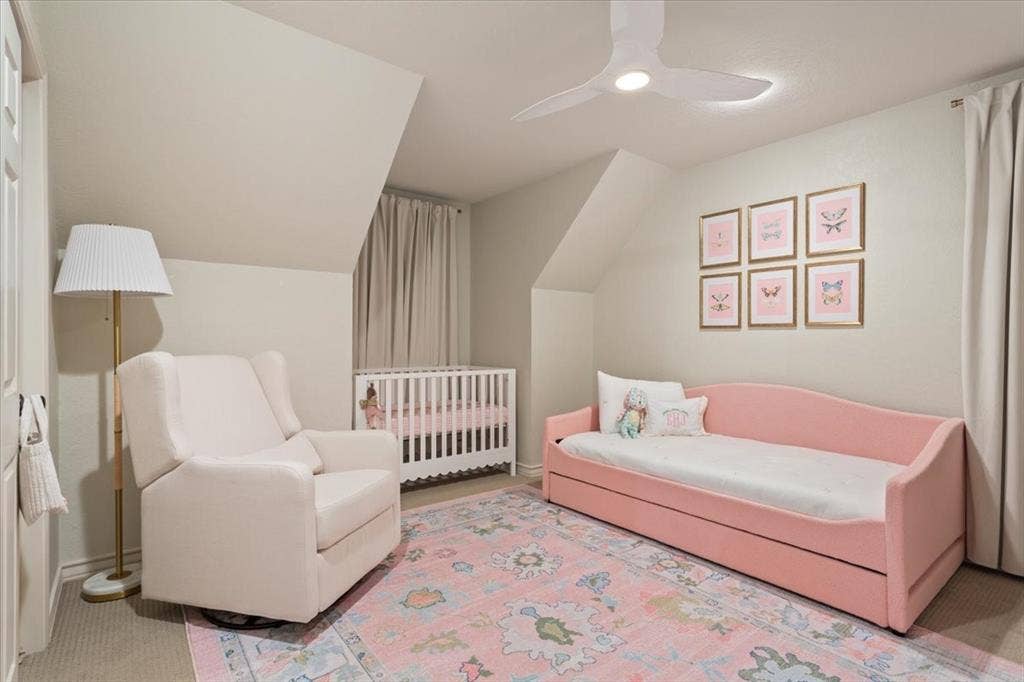 402 Shadow Mountain Drive, Woodway, TX 76712 Upstairs room featuring sloped ceilings, light-toned walls, and carpeted flooring