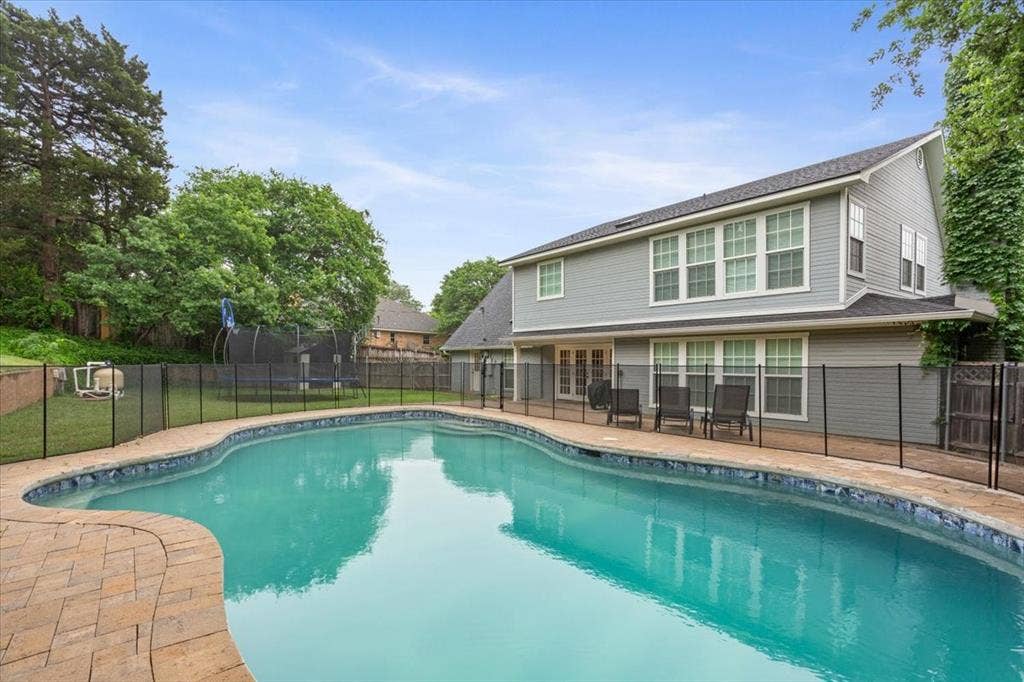 402 Shadow Mountain Drive, Woodway, TX 76712 Kidney-shaped swimming pool featuring a paver surround