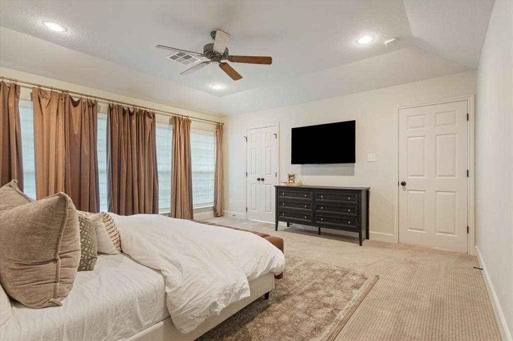 402 Shadow Mountain Drive, Woodway, TX 76712 Upstairs carpeted primary suite featuring a tray ceiling with recessed lighting and a ceiling fan