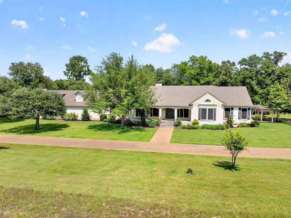 1901 Rose Point, Athens, TX 75752 Expansive front yard featuring a long driveway and mature trees