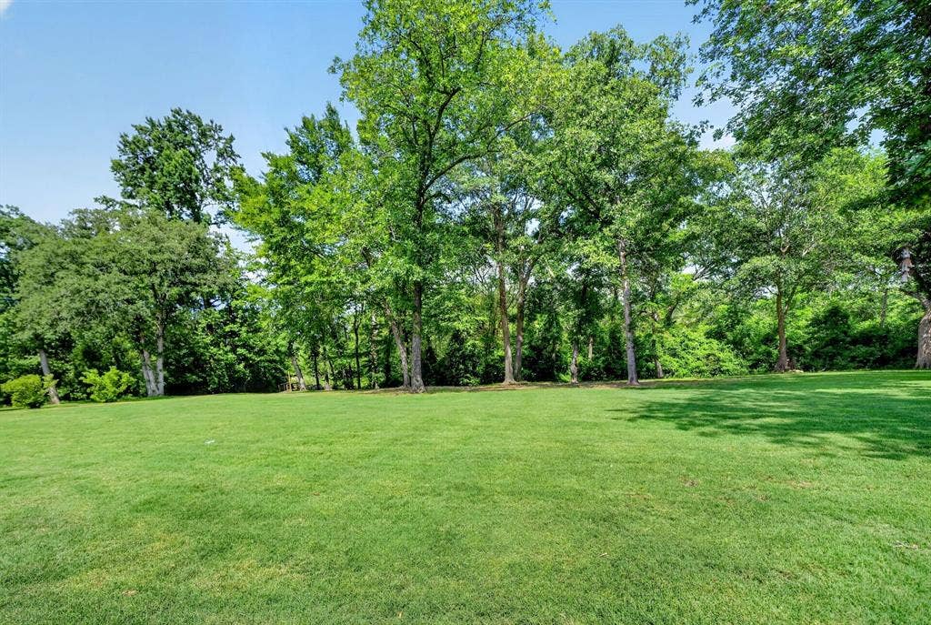 1901 Rose Point, Athens, TX 75752 Expansive green lawn surrounded by mature trees