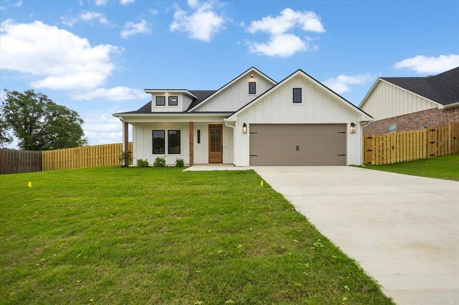 Property photo for 16429 Clearview Drive, Lindale, TX