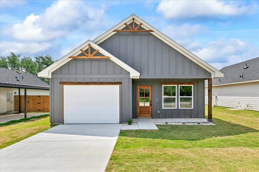 Property photo for 805 Arrowhead Court, Granbury, TX