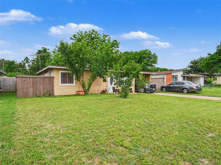 Property photo for 1217 California Parkway S, Fort Worth, TX