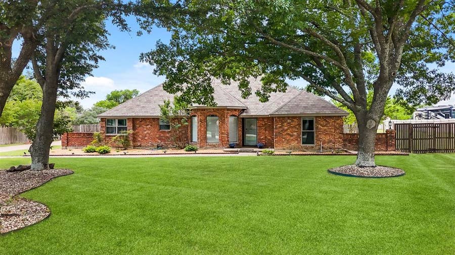 Property photo for 909 Valley View Avenue, Red Oak, TX