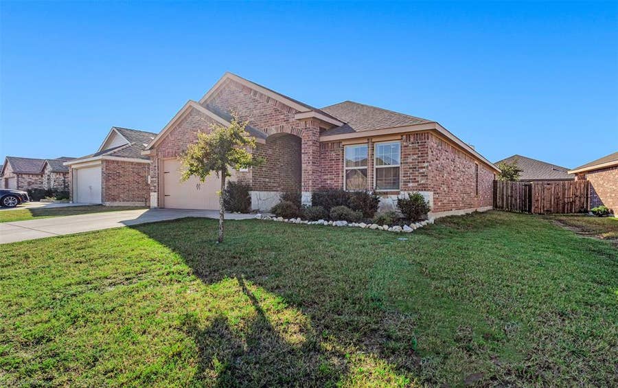 Property photo for 1901 Yale Street, Farmersville, TX