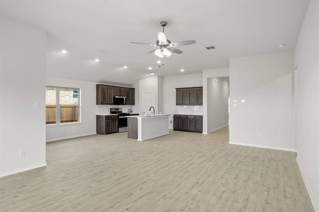 945 Abalone Avenue, Haslet, TX 76052 945 Abalone- Living-2