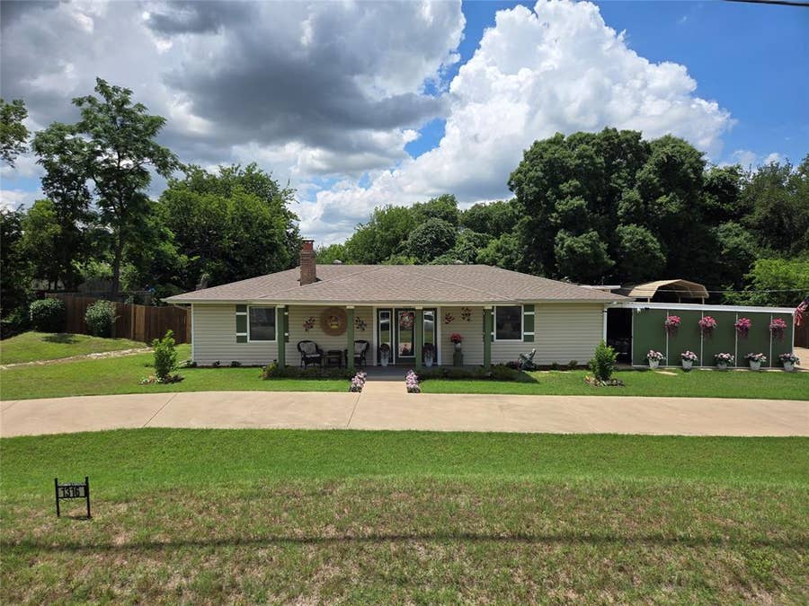Property photo for 1316 E Apache Trail, Granbury, TX