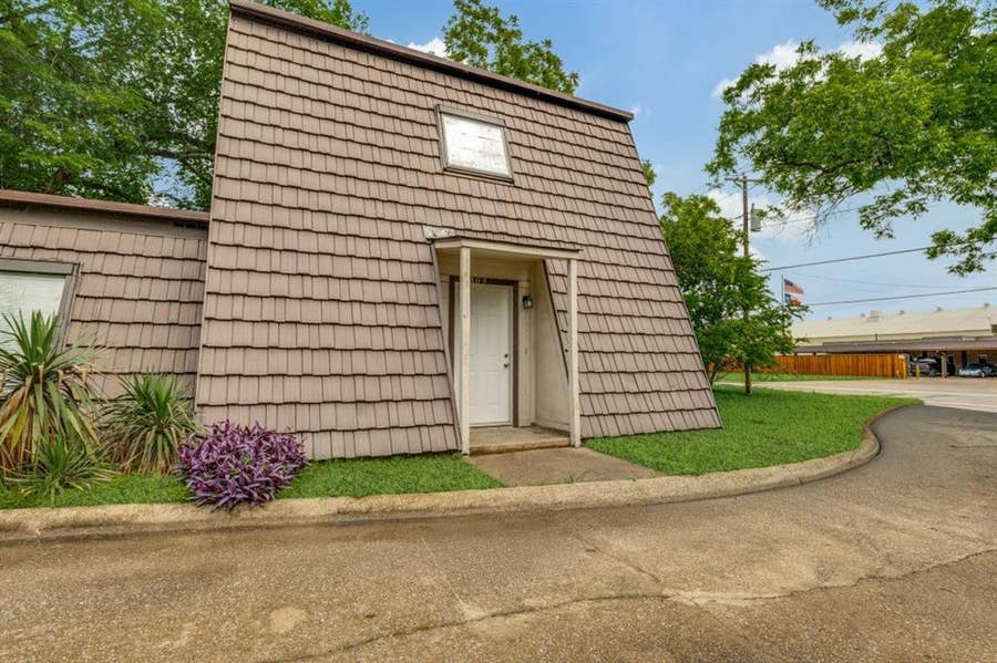 Property photo for 809 E Pioneer Drive, Irving, TX