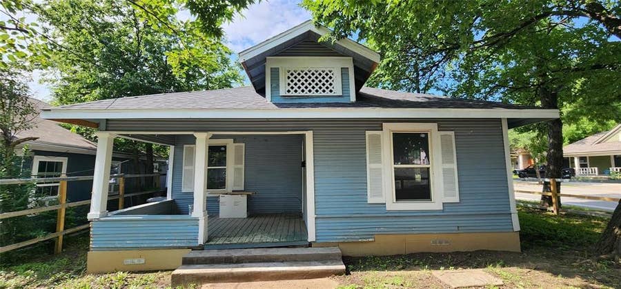 Property photo for 940 W 7th Street, Dallas, TX