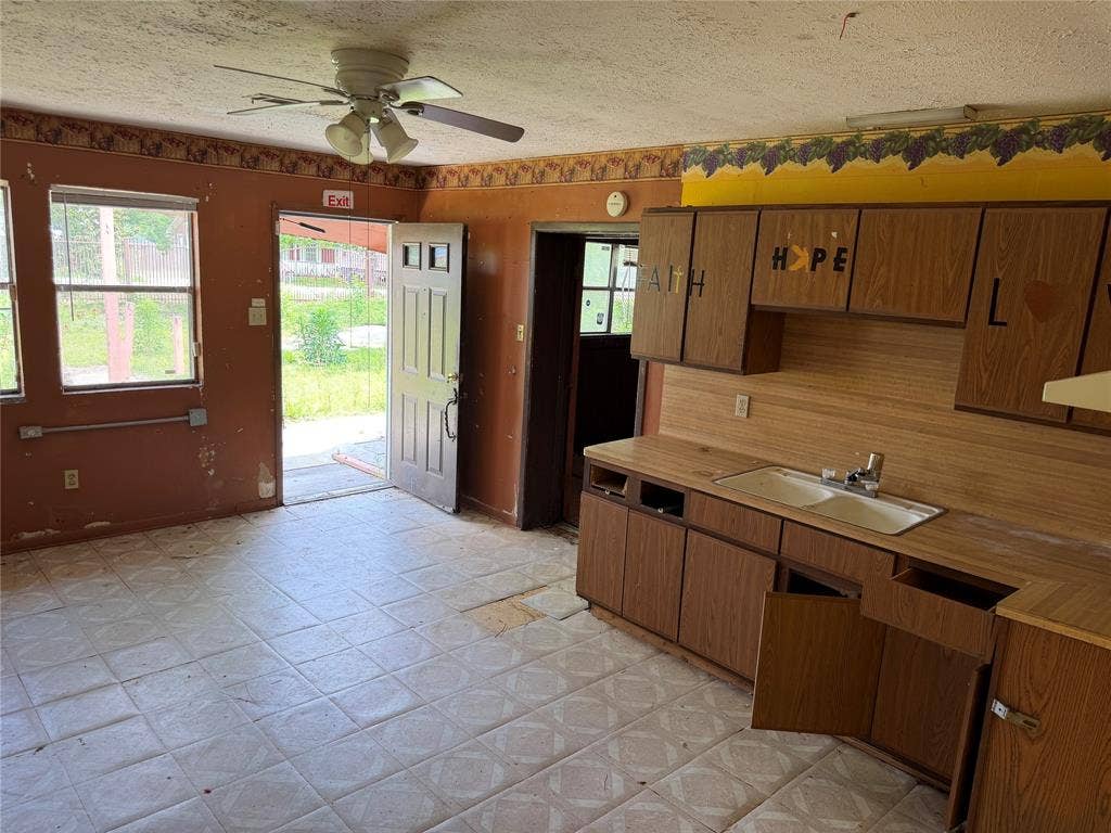 4600 Ireland Street, Houston, TX 77016 4600 Ireland Street, Houston, TX 77016