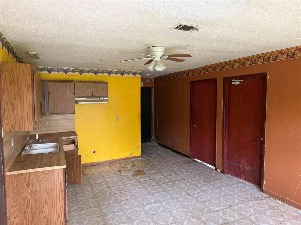 4600 Ireland Street, Houston, TX 77016 4600 Ireland Street, Houston, TX 77016