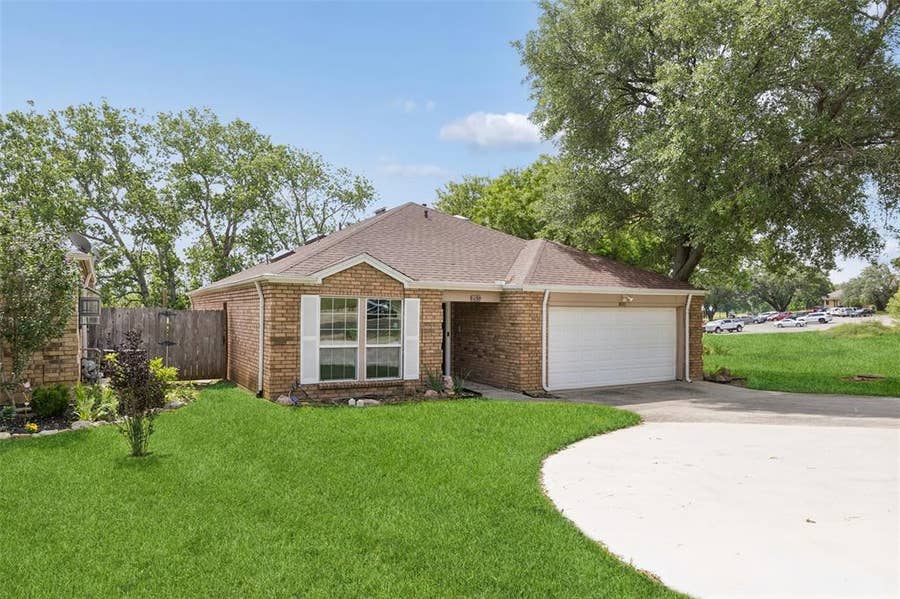 Property photo for 801 Country Club Place, Grand Prairie, TX