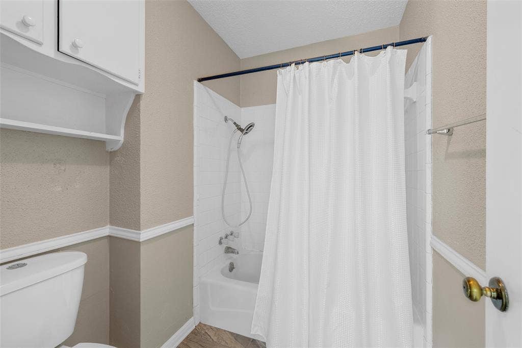 3301 Loma Vista Drive, Waco, TX 76708 Full shower-tub combination featuring a handheld showerhead