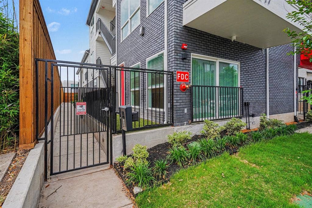2217 N Fitzhugh Avenue, #203, Dallas, TX 75204 2217 N Fitzhugh Avenue, #203, Dallas, TX 75204