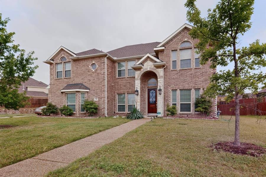 Property photo for 908 Heath Creek Drive, DeSoto, TX