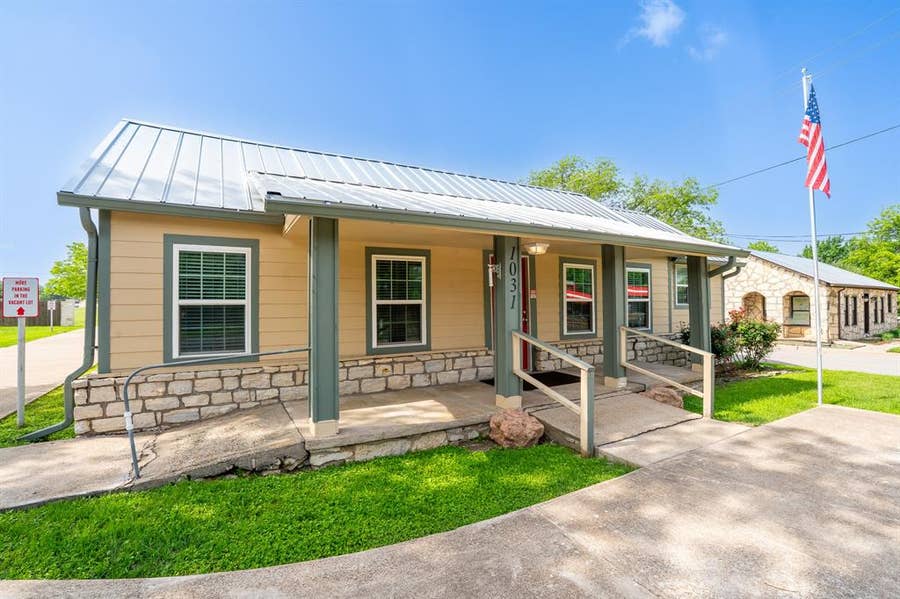Property photo for 1031 W Pearl Street, Granbury, TX