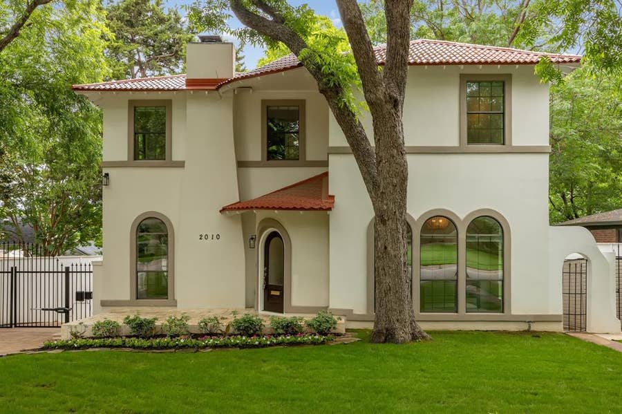 Property photo for 2010 Mayflower Drive, Dallas, TX