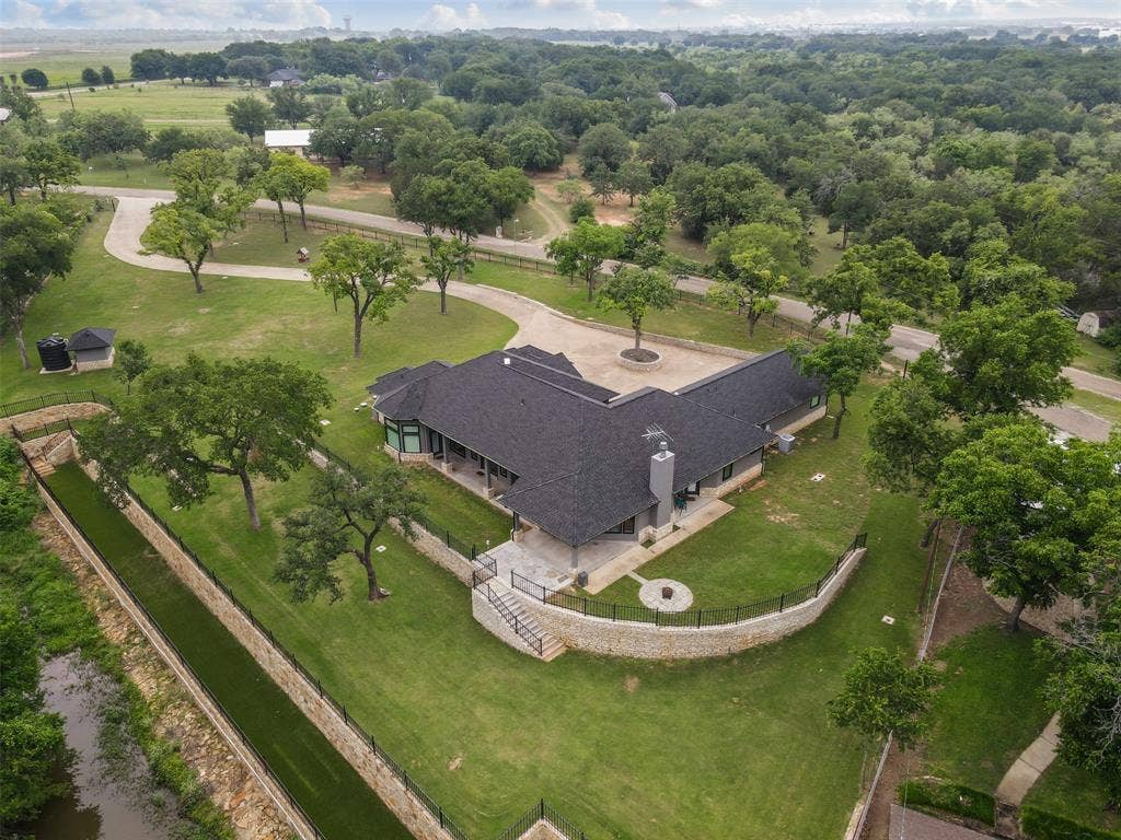 2100 Gene Court, Granbury, TX 76048 200' of WATERFRONT access plus turfed for sun-tanning chairs and putt-putt!