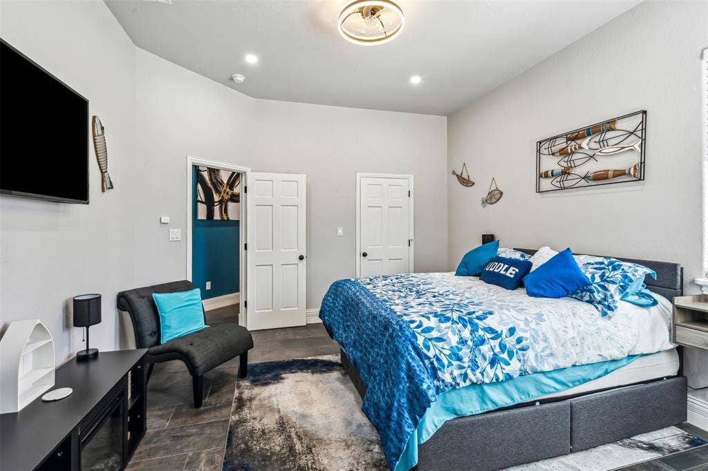 2100 Gene Court, Granbury, TX 76048 Spacious room featuring neutral painted walls, recessed lighting, and a contemporary ceiling fixture