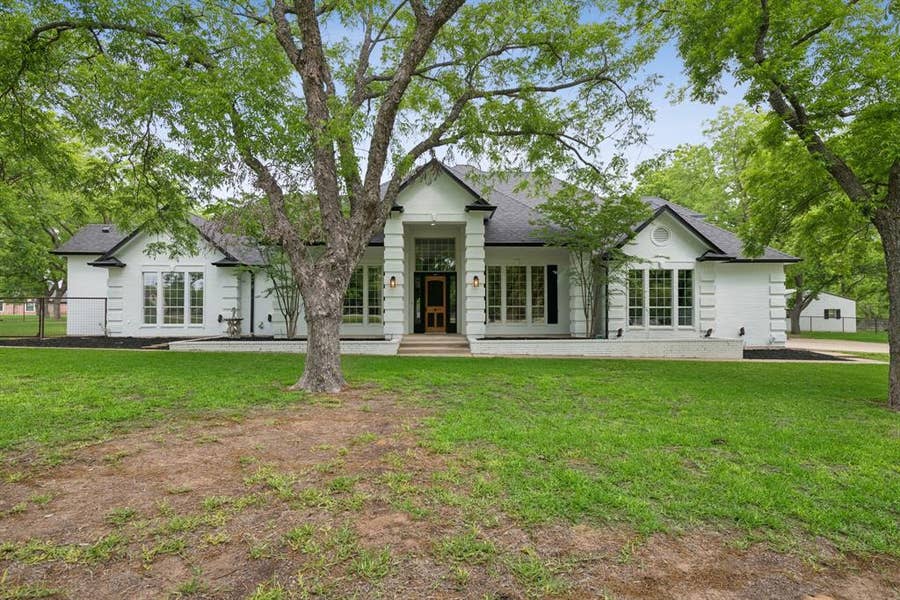 Property photo for 5501 Equestrian Drive, Granbury, TX
