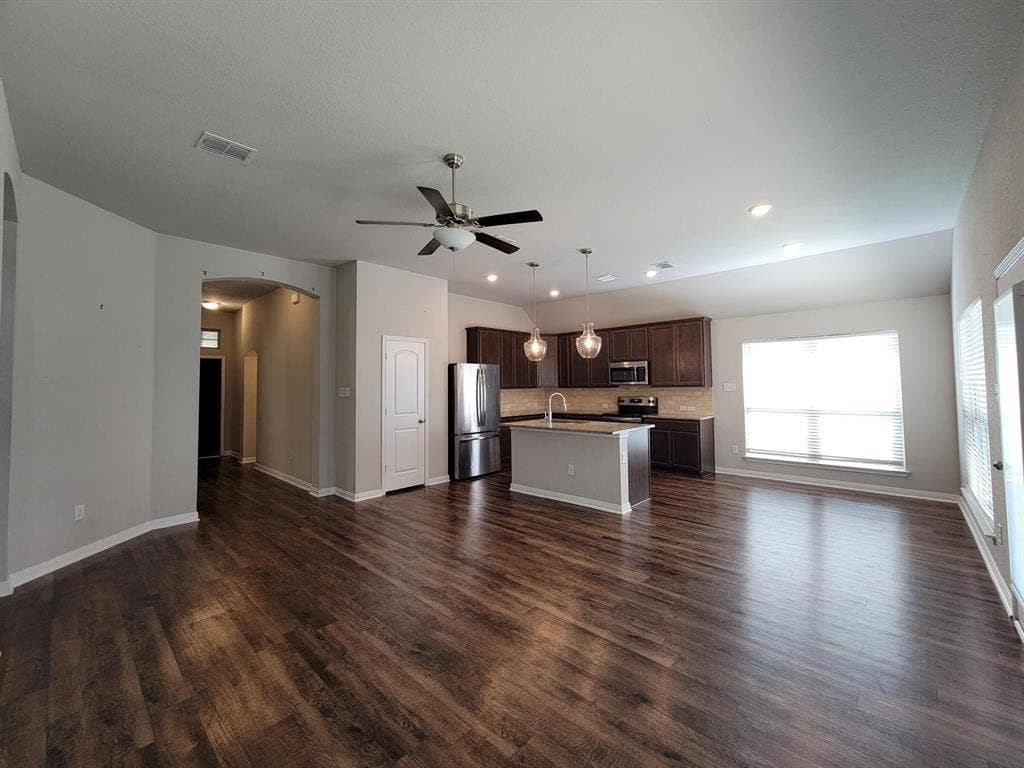 1106 Placid Circle, Waco, TX 76706 Spacious living area featuring wood-finish flooring, recessed lighting, and a ceiling fan