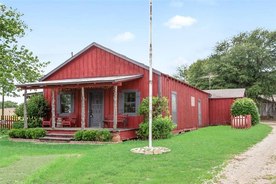 Property photo for 1321 Meadow Street, DeSoto, TX