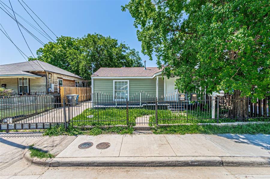Property photo for 1520 Mcbroom Street, Dallas, TX