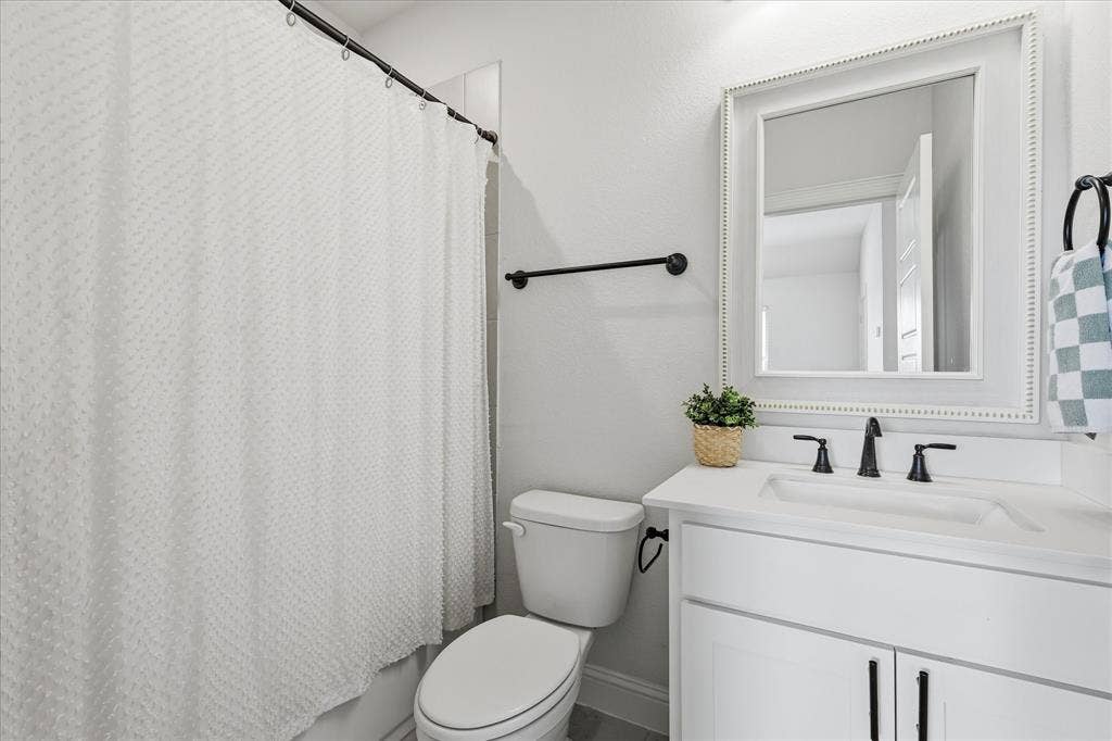 3004 Chesterfield Lane, Mansfield, TX 76084 2nd Floor Bathroom