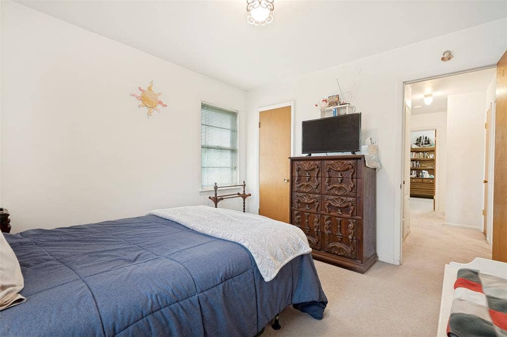 3013 Margo Drive, Mesquite, TX 75150 Bedroom featuring neutral wall paint, carpet flooring, a window with horizontal blinds, and a ceiling-mounted light fixture