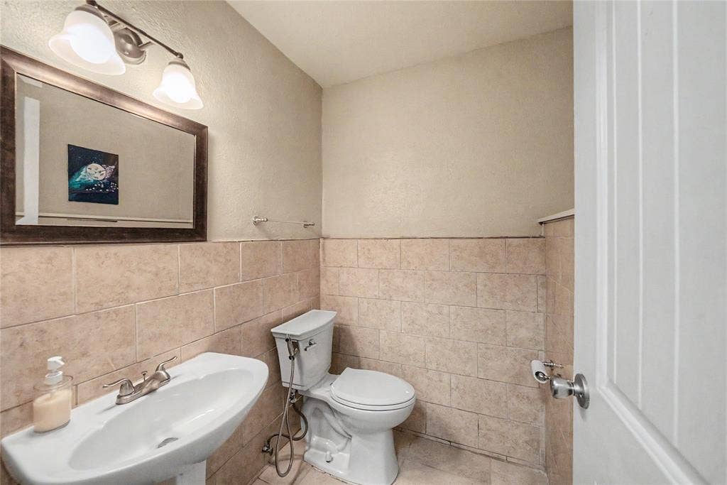 509 Westcliff Drive, Euless, TX 76040 half bath