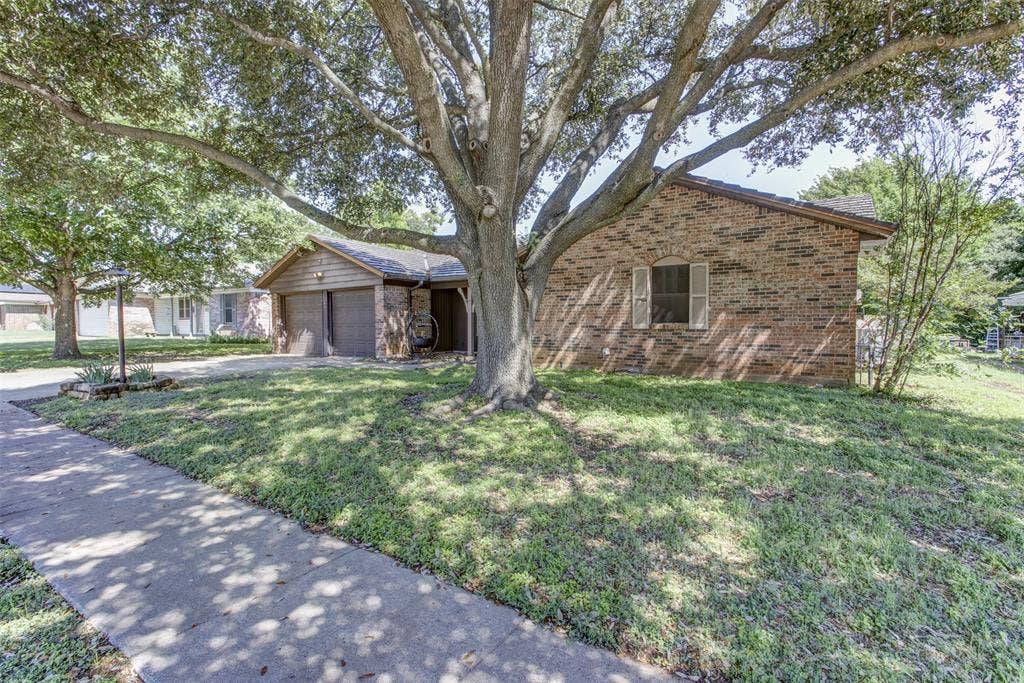 521 E Mustang Street, Crowley, TX 76036 521 E Mustang Street, Crowley, TX 76036