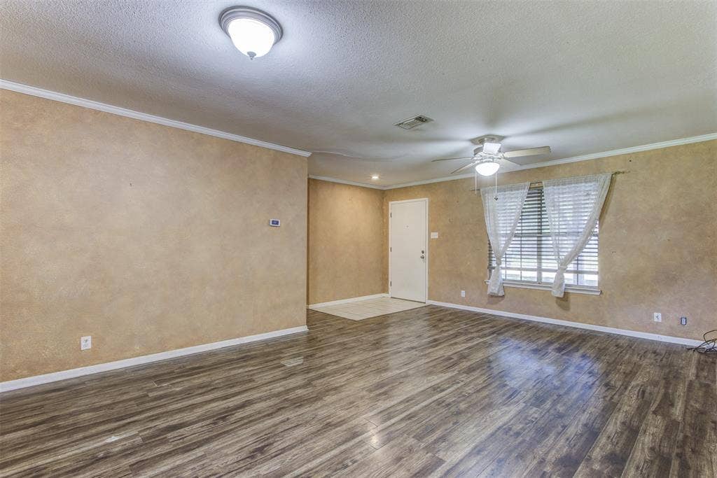 521 E Mustang Street, Crowley, TX 76036 521 E Mustang Street, Crowley, TX 76036
