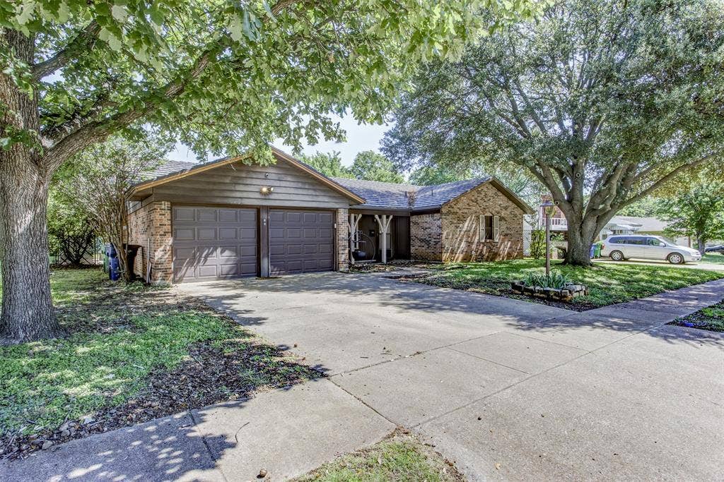 521 E Mustang Street, Crowley, TX 76036 521 E Mustang Street, Crowley, TX 76036