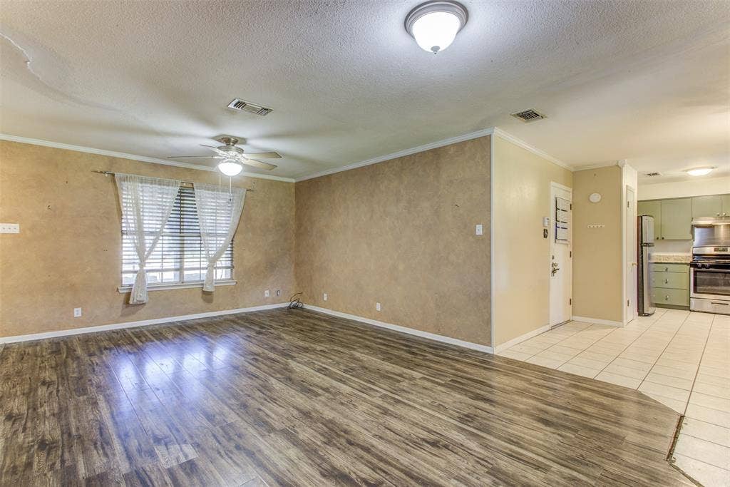 521 E Mustang Street, Crowley, TX 76036 521 E Mustang Street, Crowley, TX 76036