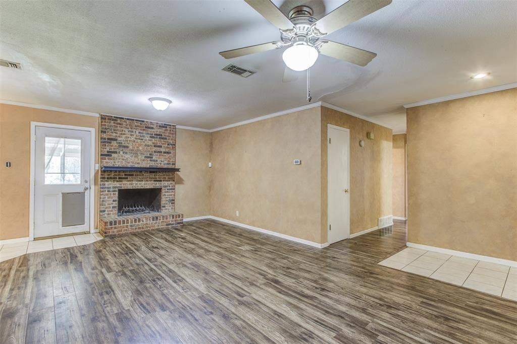 521 E Mustang Street, Crowley, TX 76036 521 E Mustang Street, Crowley, TX 76036