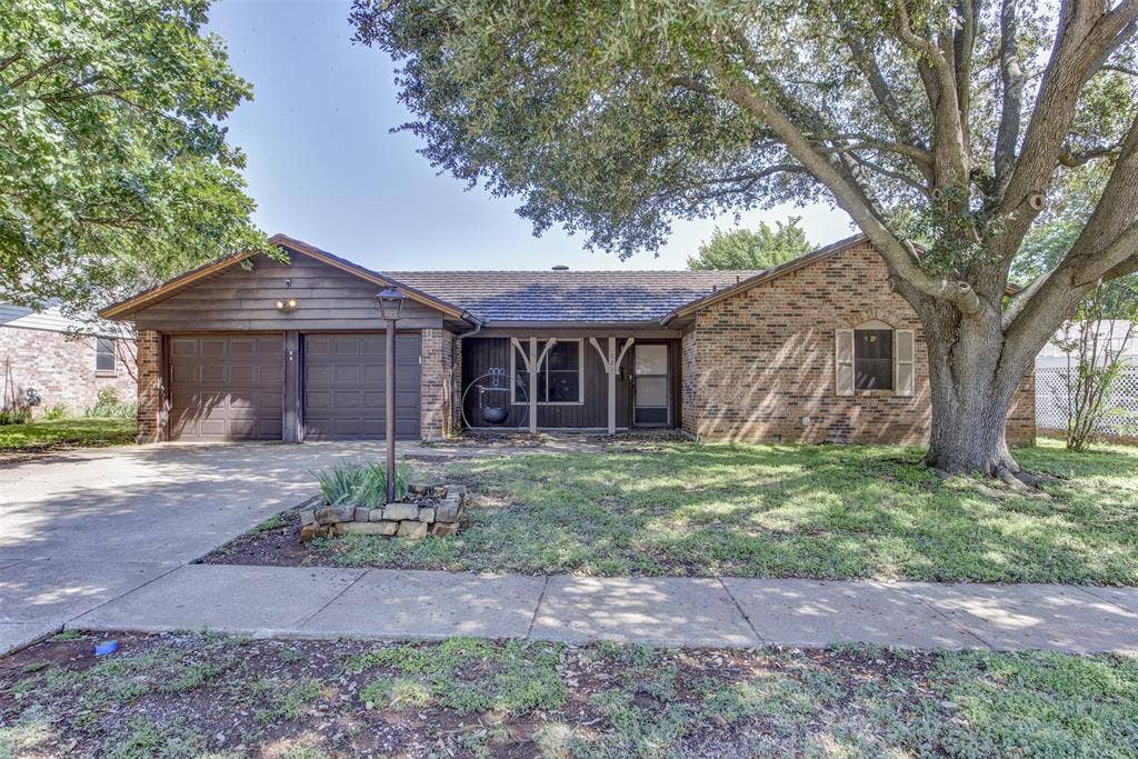 521 E Mustang Street, Crowley, TX 76036 521 E Mustang Street, Crowley, TX 76036