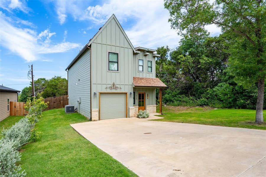 Property photo for 924 Arkansas River Drive, Granbury, TX