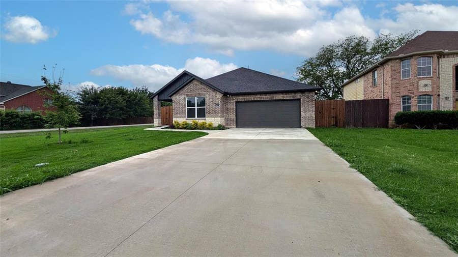 Property photo for 1625 Avenue D, Grand Prairie, TX