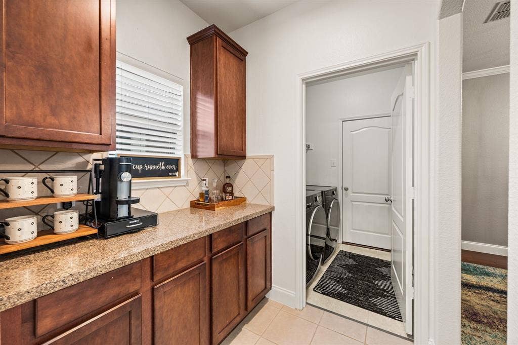 308 Bradbury Drive, Euless, TX 76040 Bonus serving station or coffee bar area conveniently located near the utility room.