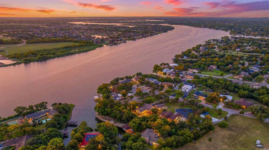 Property photo for 624 Williamsburg Court, Granbury, TX