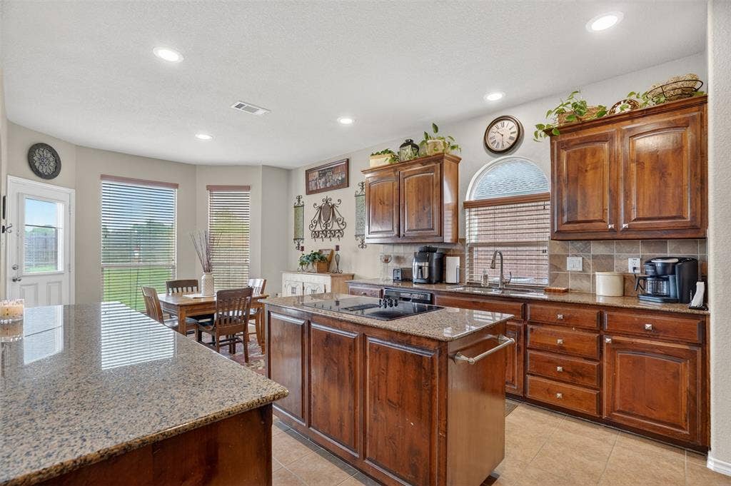 17 Tallwood Lane, Edgecliff Village, TX 76134 17 Tallwood Lane, Edgecliff Village, TX 76134