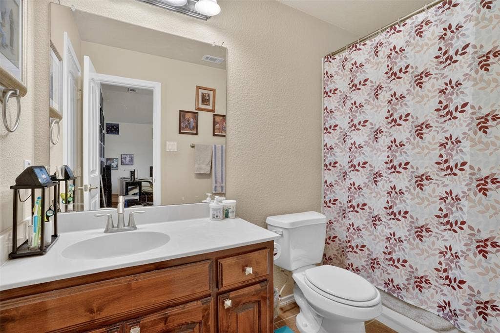 17 Tallwood Lane, Edgecliff Village, TX 76134 Upstairs Bathroom