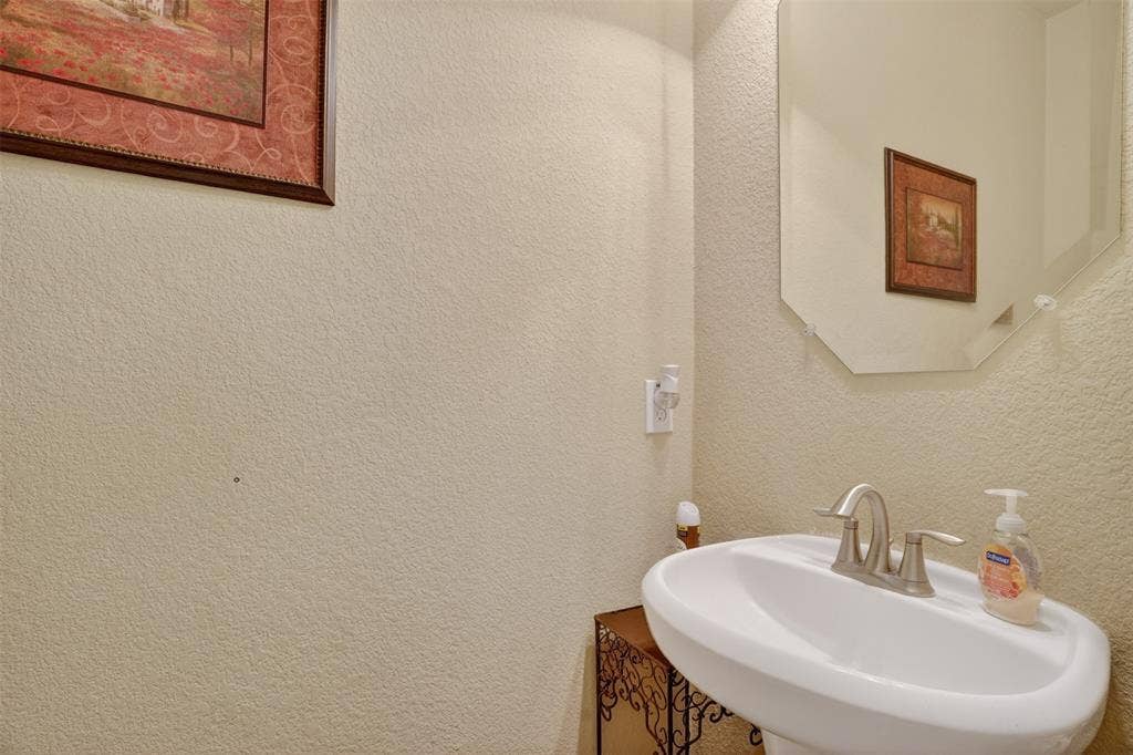 17 Tallwood Lane, Edgecliff Village, TX 76134 Half bath