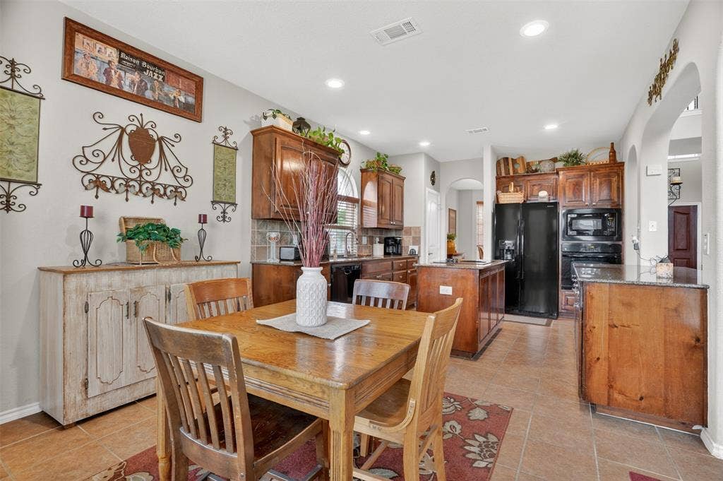 17 Tallwood Lane, Edgecliff Village, TX 76134 17 Tallwood Lane, Edgecliff Village, TX 76134
